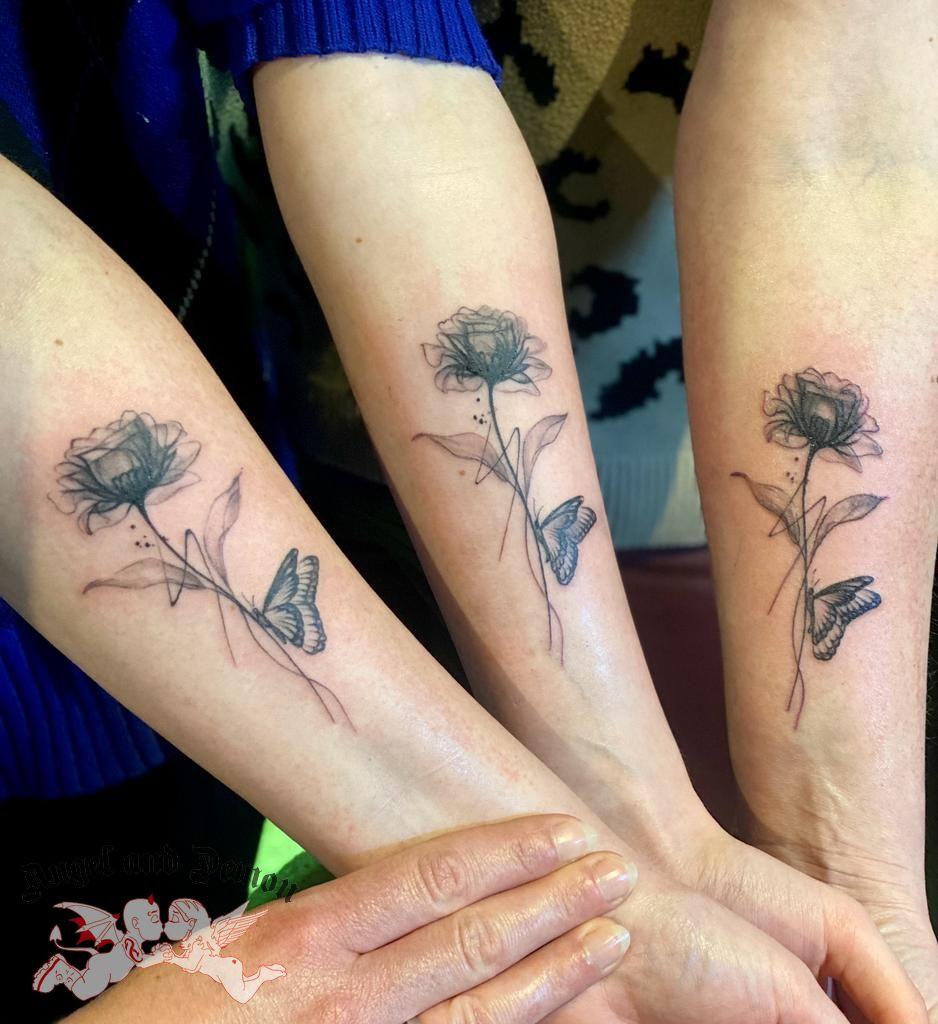 Fine line tattoo bloemen