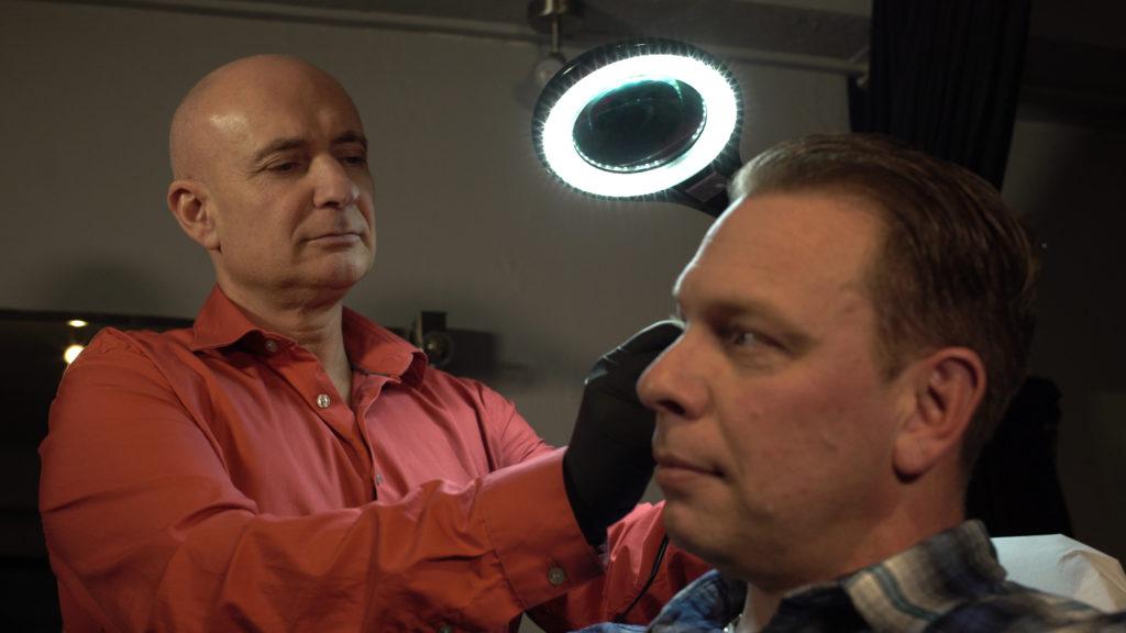 Gezichtspiercing zetten bij Angel and Demon